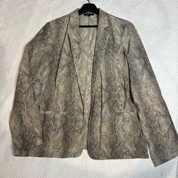 Babaton Aritzia 100% Silk Gray Snake Python Print Blazer size 6 Preppy - Picture 7 of 9